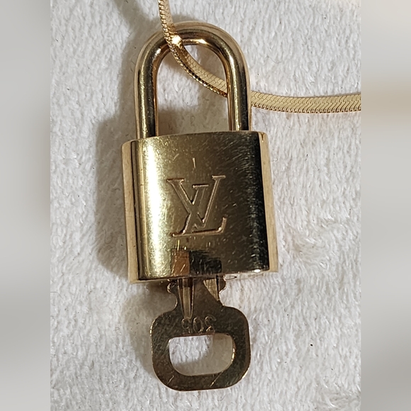 Louis Vuitton Lock & Key #305 with 18k gold plated chain. Hairline scratches - Picture 4 of 4